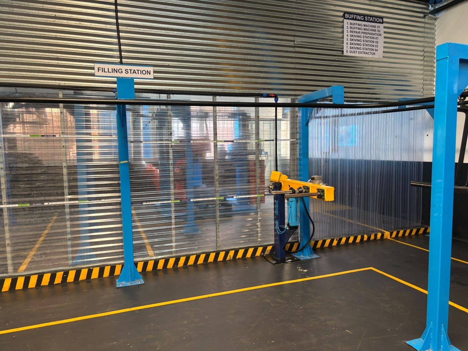 Filling station with a yellow repair arm in the 3G Tyres plant